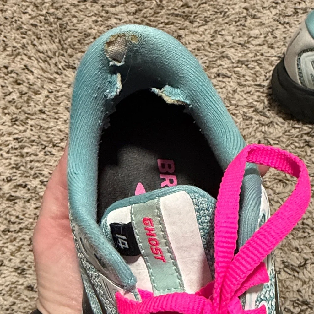 Brooks Women's Turquoise Running Shoes with Vibrant Pink Laces - Picture 2 of 3